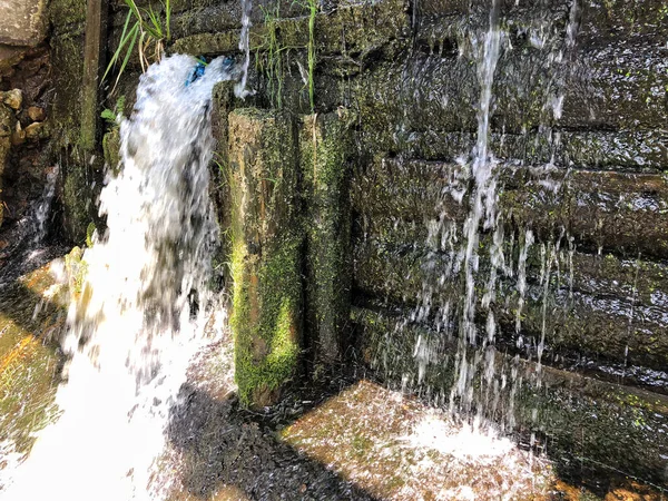 Водопад на плотине с большими бревнами — стоковое фото