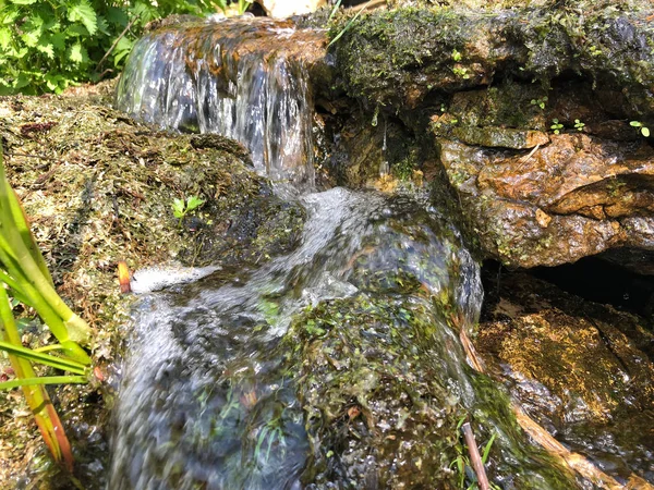 Mini cascata sulle rocce in una giornata di sole — Foto Stock