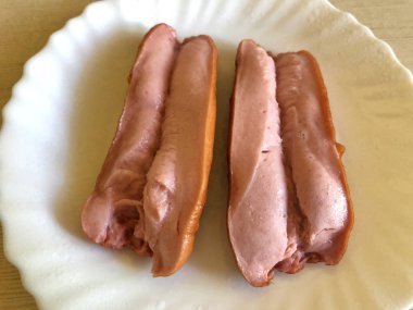 Beyaz plakada iki kızarmış sosis