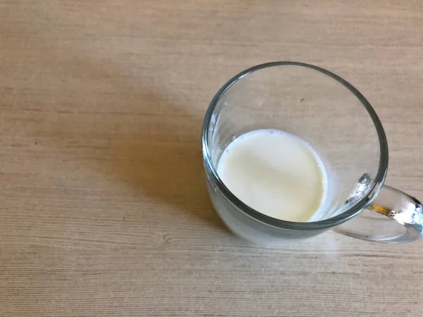 Glazen mok met melk op een lichte achtergrond — Stockfoto