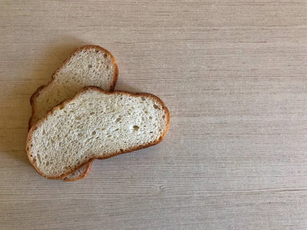 Dos piezas de pan blanco sobre un fondo claro — Foto de Stock