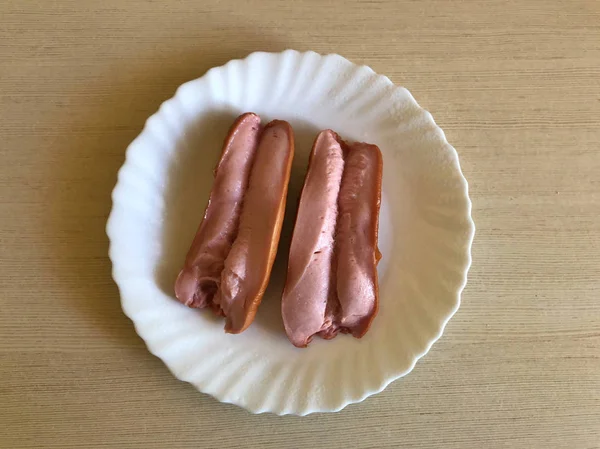 Duas salsichas fritas em uma placa branca — Fotografia de Stock