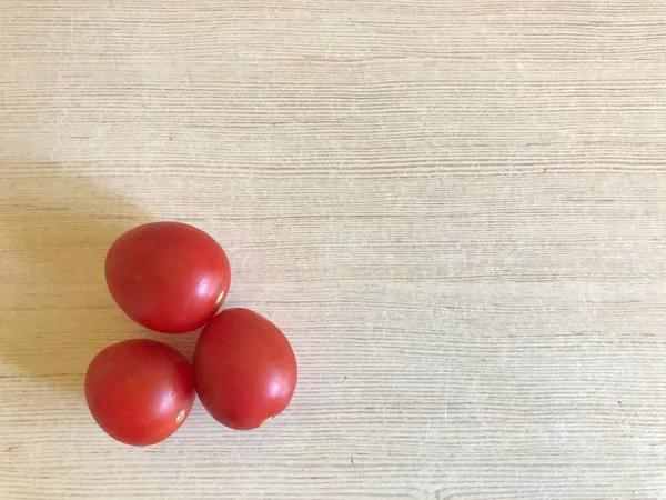 Tomates vermelhos sobre um fundo claro com espaço livre — Fotografia de Stock