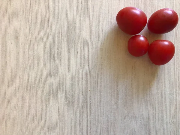 여유 공간이 있는 밝은 배경에 빨간 토마토 — 스톡 사진