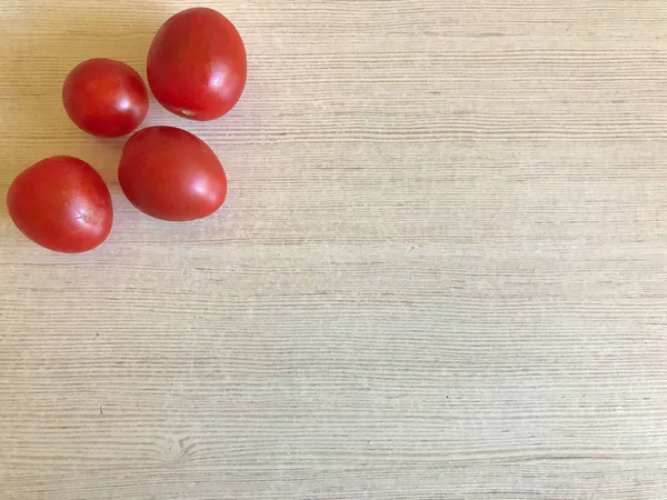 Tomates vermelhos sobre um fundo claro com espaço livre — Fotografia de Stock