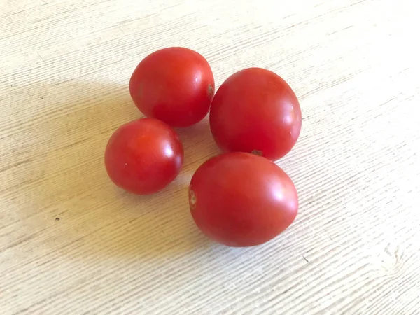 밝은 배경에 빨간 토마토 클로즈업 — 스톡 사진