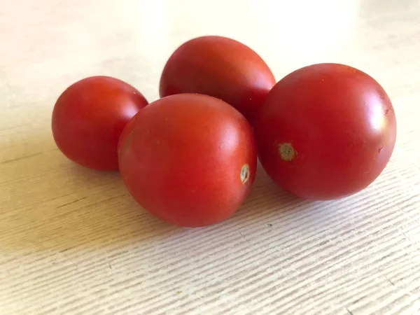 Tomates vermelhos em um fundo leve fechar — Fotografia de Stock