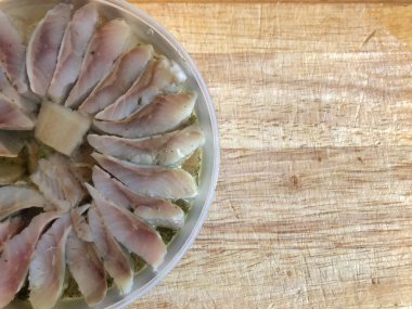 hafif bir arka plan üzerinde bir kavanozda ringa parçaları