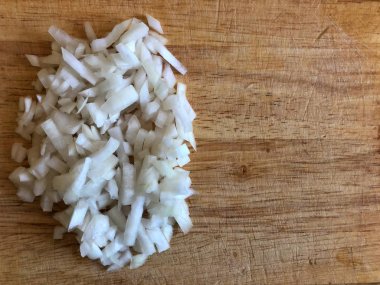 tahtaüzerinde ince doğranmış beyaz soğan