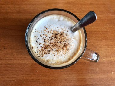 beyaz köpük ve tarçın ile cam kupa cappuccino