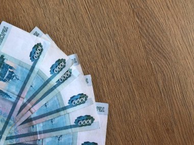 Ahşap bir arka plan üzerinde 1000 ruble mezheplerde Rus banknotlar