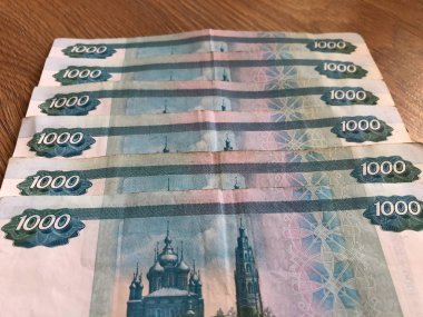 Ahşap bir arka plan üzerinde 1000 ruble mezheplerde Rus banknotlar