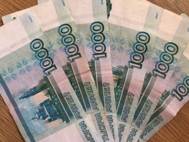 Ahşap bir arka plan üzerinde 1000 ruble mezheplerde Rus banknotlar