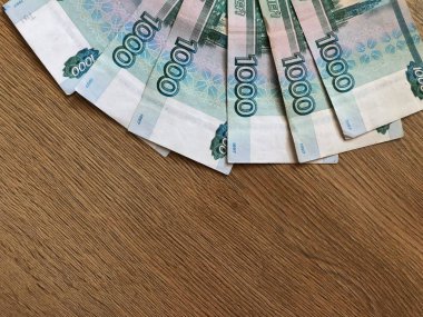 Ahşap bir arka plan üzerinde 1000 ruble mezheplerde Rus banknotlar