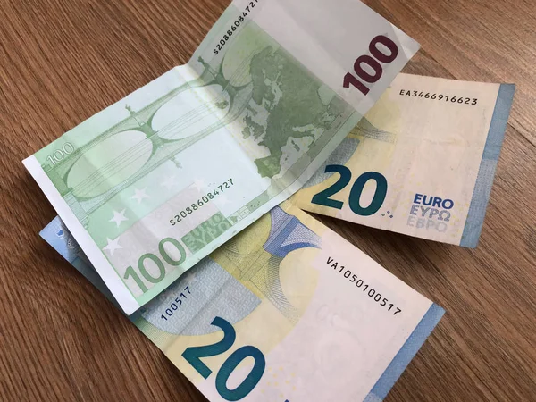 Банкнота в двадцать евро на легком фоне — стоковое фото