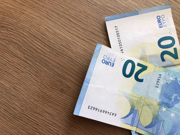 Twintig eurobankbiljetten op een lichte ondergrond — Stockfoto