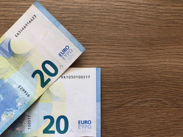 Twintig eurobankbiljetten op een lichte ondergrond — Stockfoto