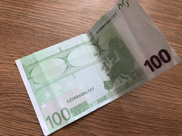 100 euro bankjegy a világos háttér előtt — Stock Fotó