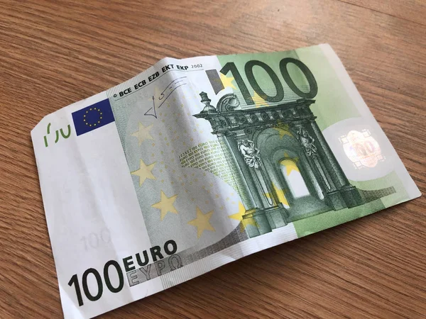 100 eurobankbiljet op een lichte achtergrond — Stockfoto