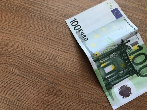 100 eurobankbiljet op een lichte achtergrond — Stockfoto