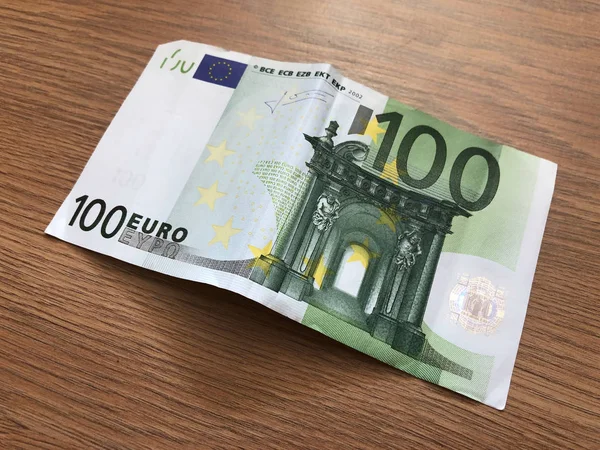 Billete de cien euros sobre un fondo claro — Foto de Stock