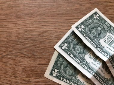 hafif bir arka plan üzerinde kağıt bir dolar banknotlar