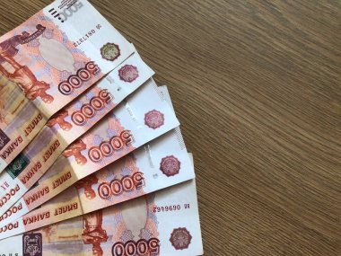 Rus parası. Beyaz arka plan üzerinde beş bin ruble