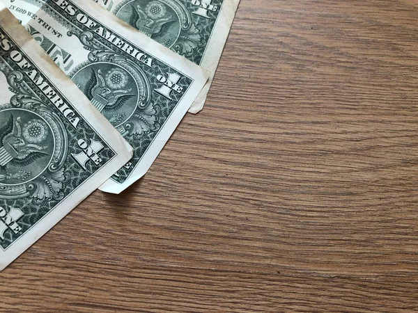 Papper en dollarsedlar på en ljus bakgrund — Stockfoto