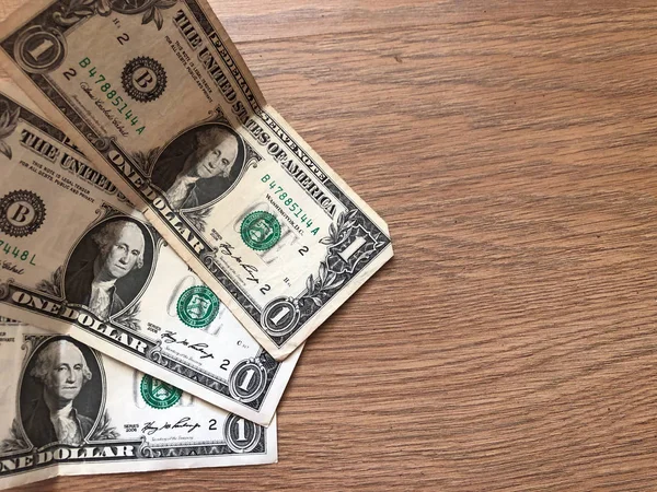 hafif bir arka plan üzerinde kağıt bir dolar banknotlar