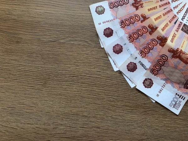 Russische geld. Vijf duizenden roebels op witte achtergrond — Stockfoto