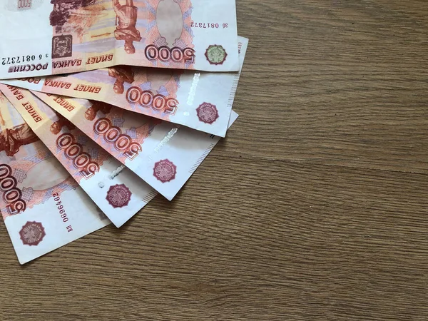 Russisches Geld. fünftausend Rubel auf weißem Hintergrund — Stockfoto