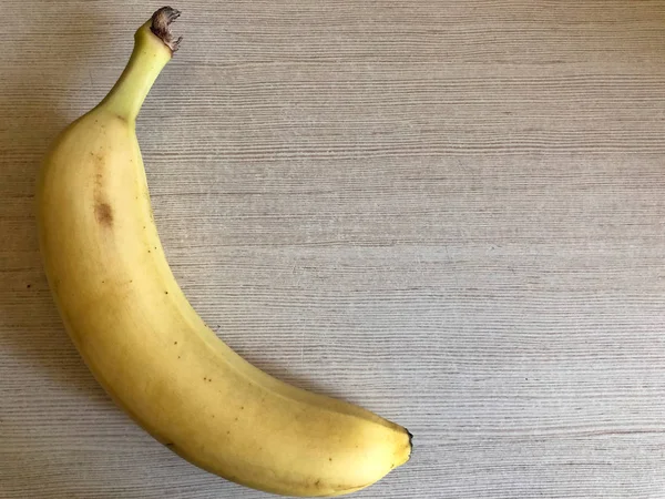 Banana em um fundo leve com espaço para texto — Fotografia de Stock