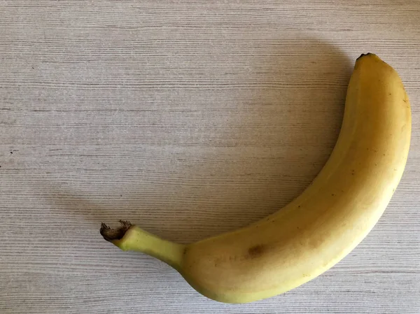 Banana em um fundo leve com espaço para texto — Fotografia de Stock