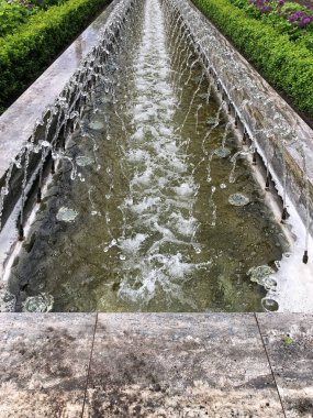 ince akarsuile bir parkta küçük çeşme