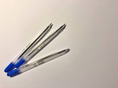 Beyaz arkaplanda mavi tükenmez kalem izole edildi