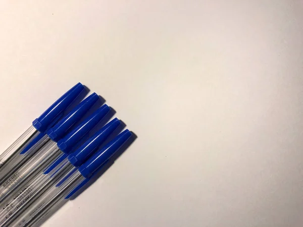 Modré kuličkové pero izolované na bílém pozadí — Stock fotografie