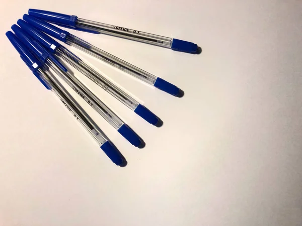 Голубая шариковая ручка на белом фоне — стоковое фото