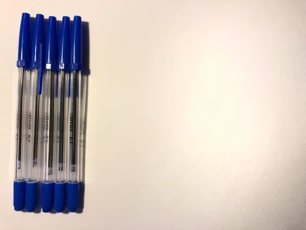 Niebieski długopis wyizolowany na białym tle — Zdjęcie stockowe