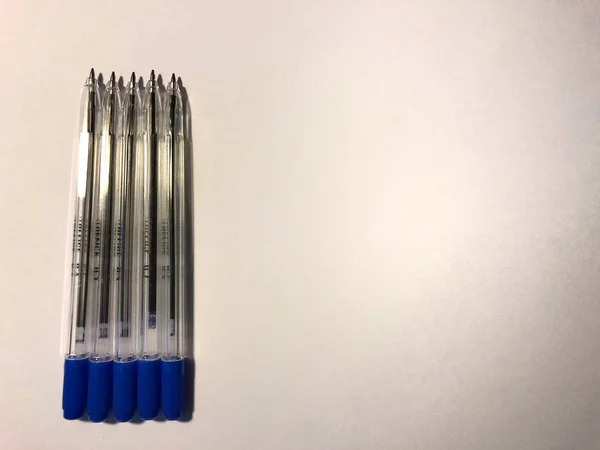 Beyaz arkaplanda mavi tükenmez kalem izole edildi — Stok fotoğraf