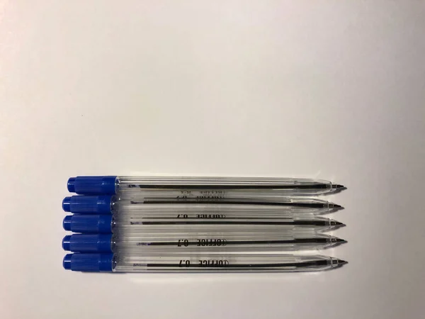 Beyaz arkaplanda mavi tükenmez kalem izole edildi — Stok fotoğraf
