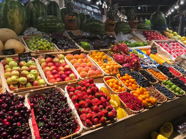 Frutas e bagas na janela do mercado — Fotografia de Stock
