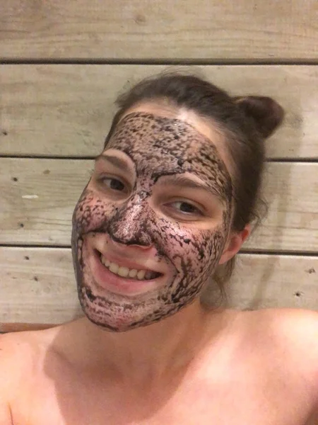 Mooie vrouw met zwarte zuiverende zwart masker op haar gezicht — Stockfoto