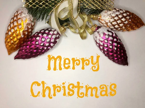 Різдвяні горби на білому тлі з помаранчевим написом Веселого Різдва — стокове фото