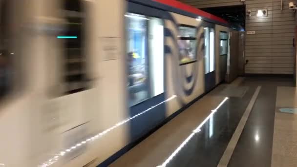 Tren Metro Azul Con Gente Dentro Moviéndose Rápido Vista Desde — Vídeos de Stock