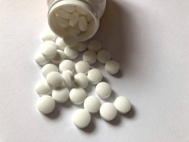 izole kırpma yolu dahil beyaz üzerinde Tıbbi ilaç tablet