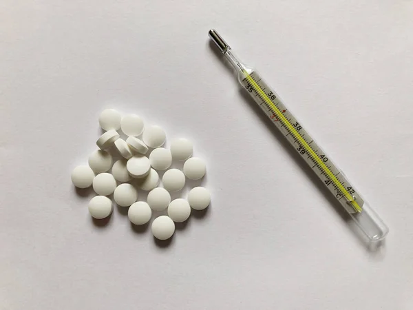 Comprimido comprimido médico isolado no branco, caminho de recorte incluído — Fotografia de Stock