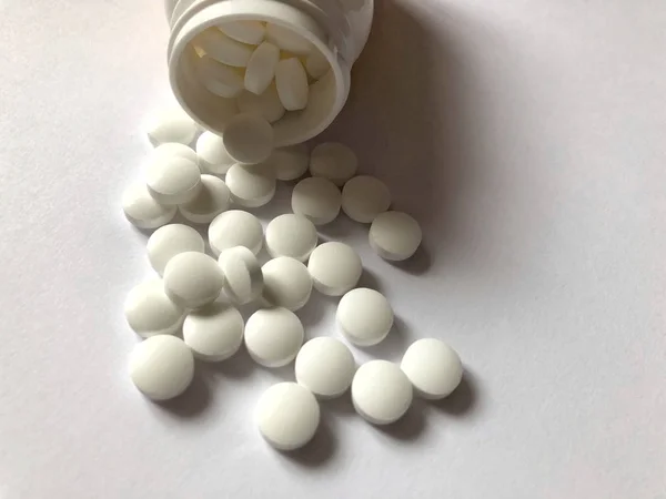 Медичні таблетки таблетки ізольовані на білому, відсічний контур включено — стокове фото