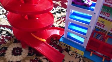 kırmızı topları bir oyuncak slayt aşağı rulo