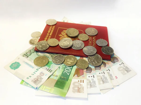 Pas s papírovými penězi a mincemi. Lichý konec prázdnin na bílém pozadí. — Stock fotografie