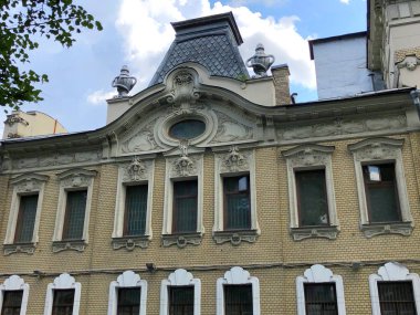 klasik tarzda bina. beyaz ve turuncu